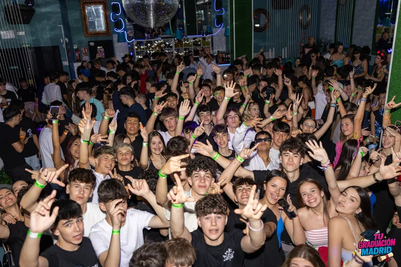 Fiesta de graduación con barra libre y DJ